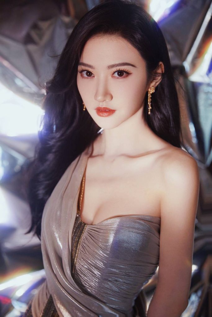 景甜穿金属感流光长裙 锁骨吸睛