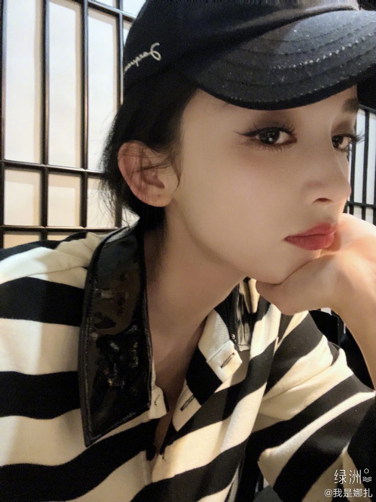 娜扎晒美照 戴棒球帽托腮嘟嘴卖萌