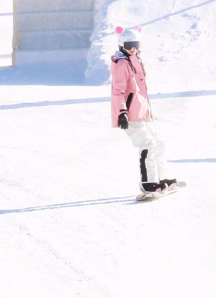 baby录节目路透照曝光 穿滑雪服可爱呆萌