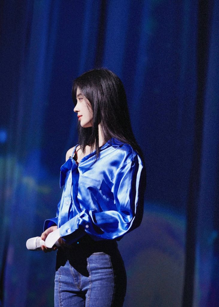鞠婧祎彩排照曝光 穿蓝色露肩衣清纯动人