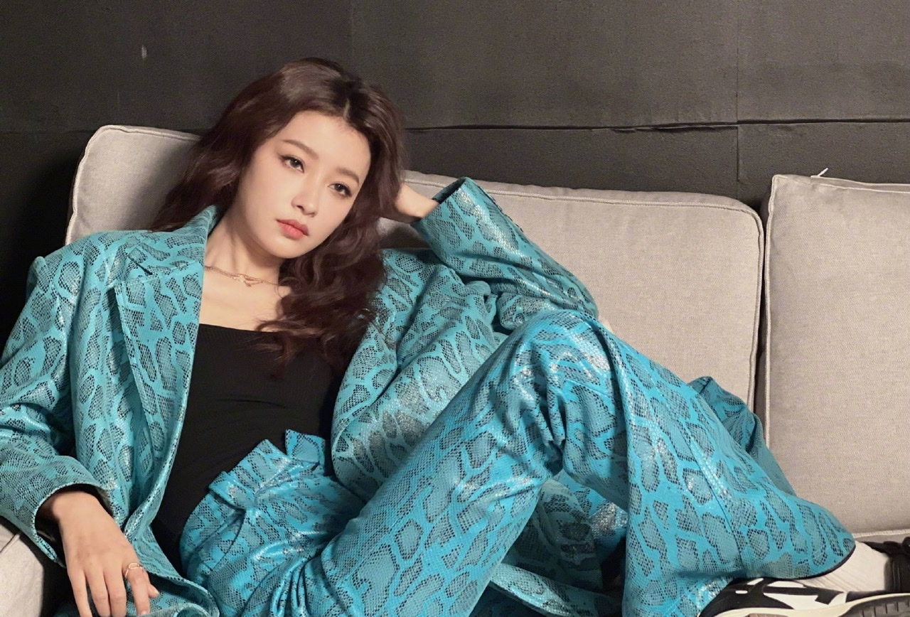 孙怡红色吊带裙配大卷发 笑容甜美秀杨柳腰