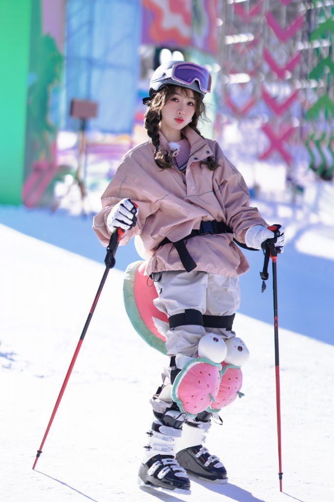 甜妹来了！虞书欣穿滑雪服膝盖绑玩偶护具