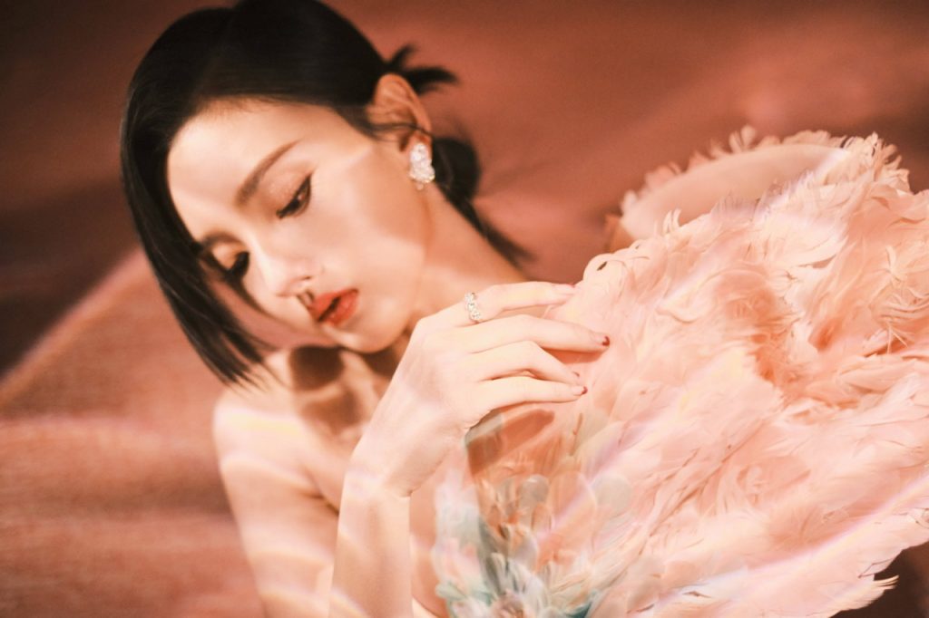 宋祖儿穿梦幻鱼尾裙 身姿曼妙甜美迷人