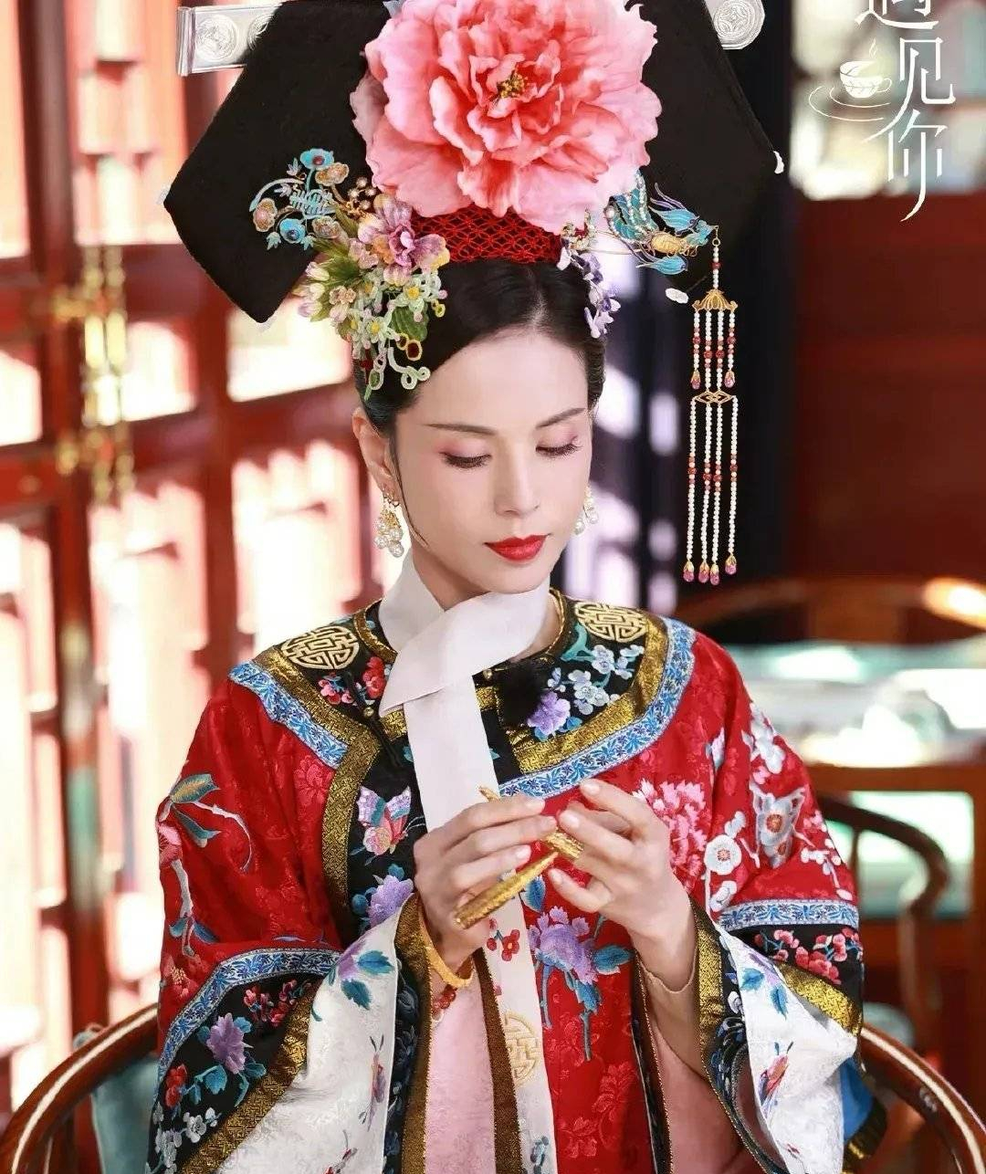 李若彤挑战清宫造型 旗装惊艳韵味不减当年