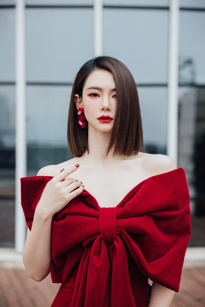 戚薇穿红色蝴蝶结开衩长裙 肤白唇红似女王