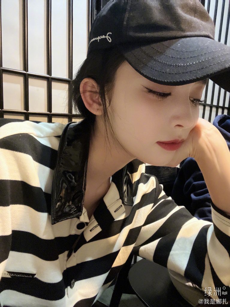 娜扎晒美照 戴棒球帽托腮嘟嘴卖萌