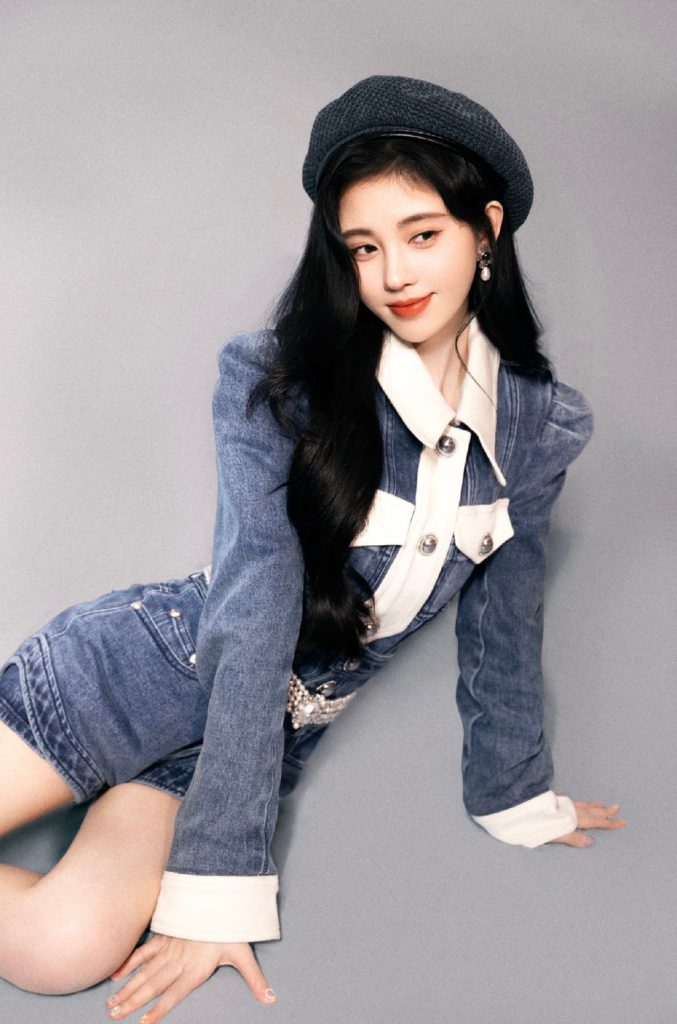 鞠婧祎穿牛仔装秀美腿 表情俏皮惹人爱