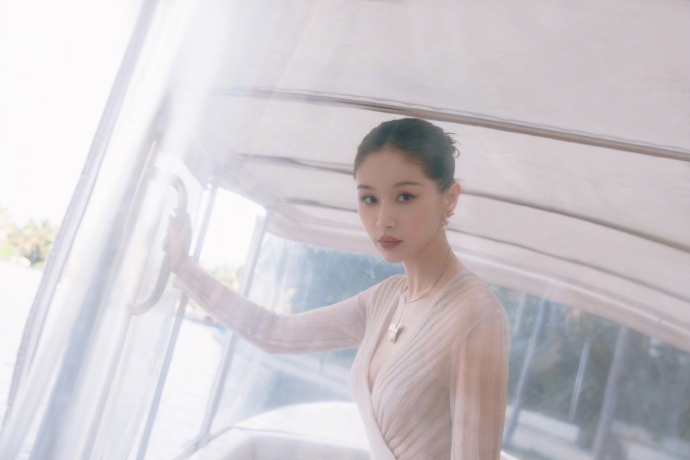 王子文一袭纱裙秀身材 红唇美艳
