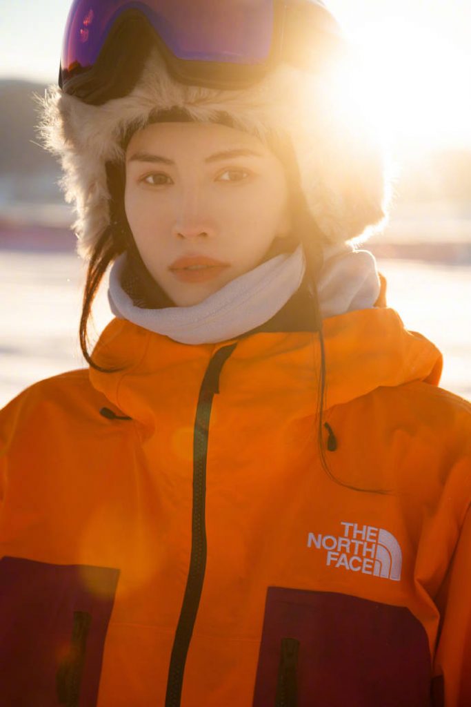 何穗穿厚重滑雪服难掩好身材 笑容明媚