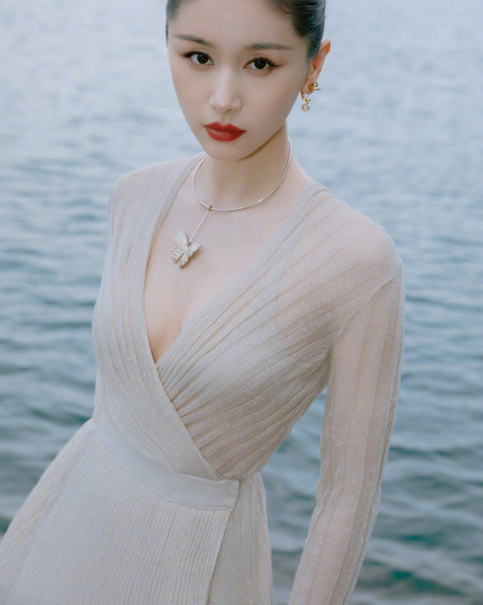 王子文一袭纱裙秀身材 红唇美艳