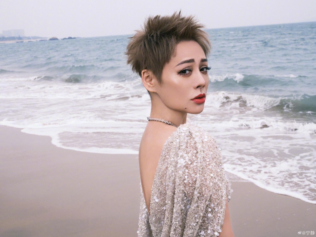 宁静穿深V露背裙美艳动人 事业线吸睛