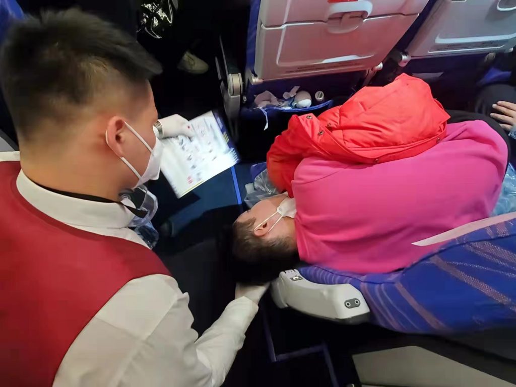 南航空姐专业救护突发癫痫的退伍军人