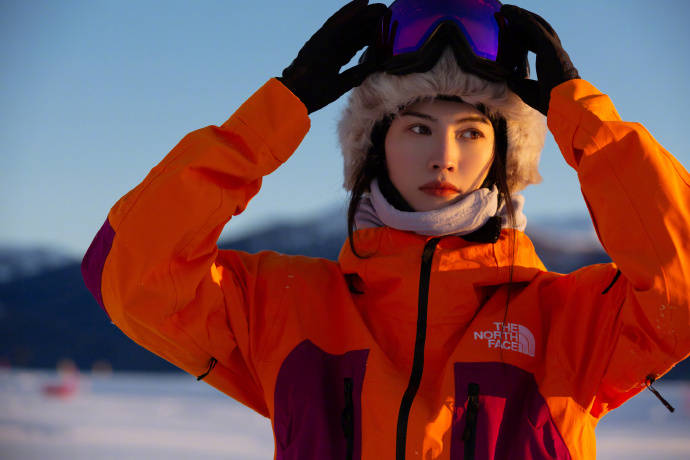 何穗穿厚重滑雪服难掩好身材 笑容明媚