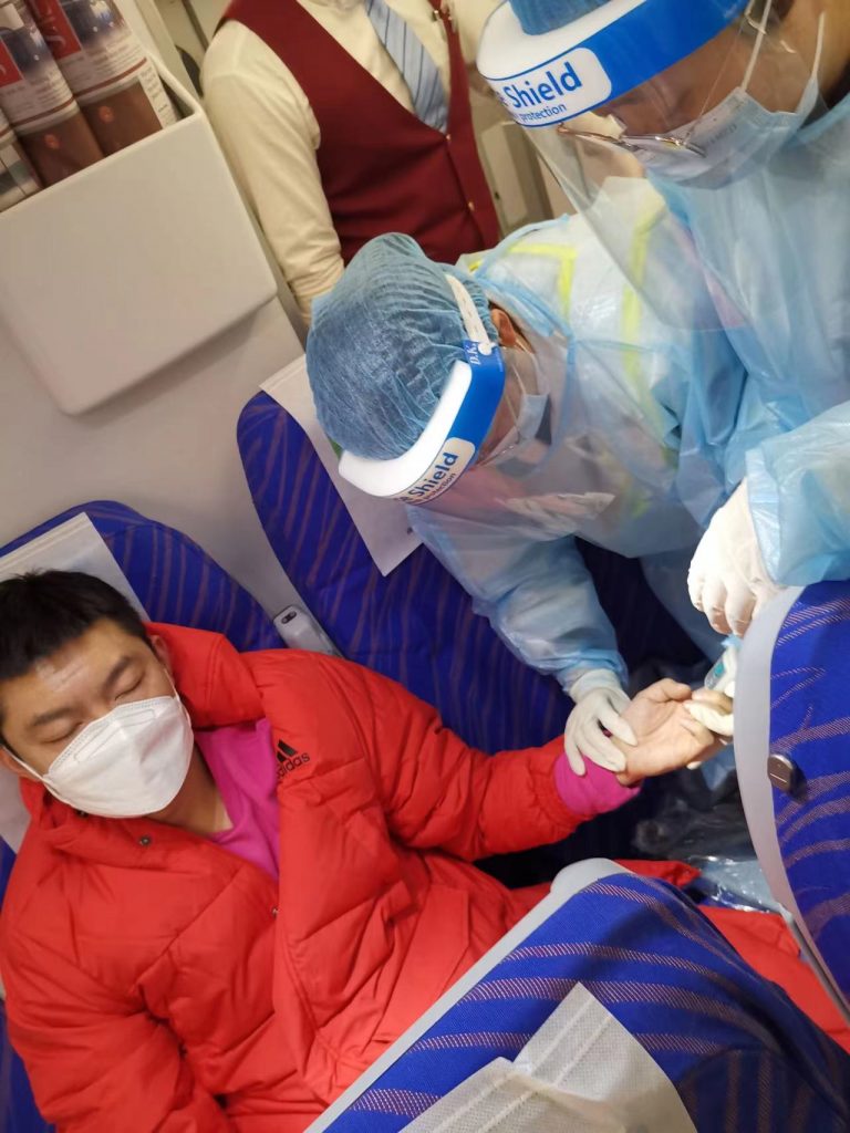 南航空姐专业救护突发癫痫的退伍军人