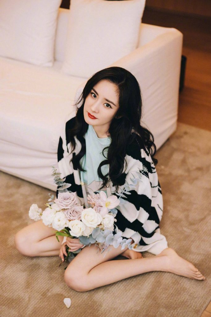 杨幂赤脚坐地手捧鲜花 玩下衣失踪秀美腿