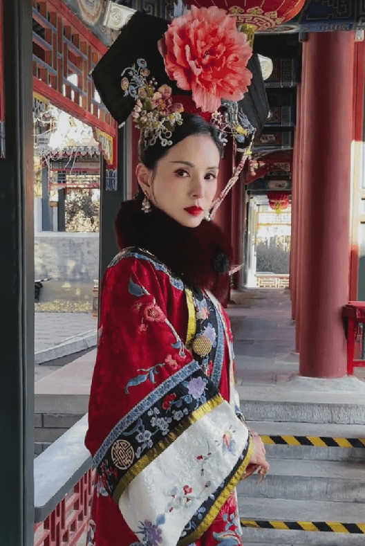 李若彤挑战清宫造型 旗装惊艳韵味不减当年