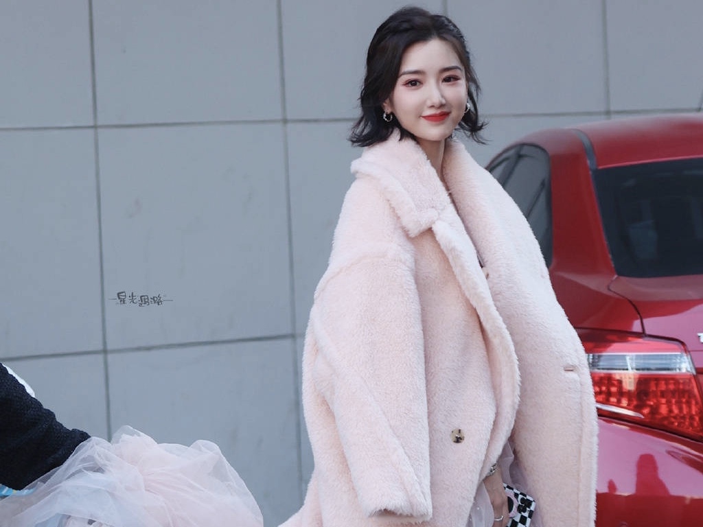 毛晓彤百花迎春晚会路透曝光 甜美可人
