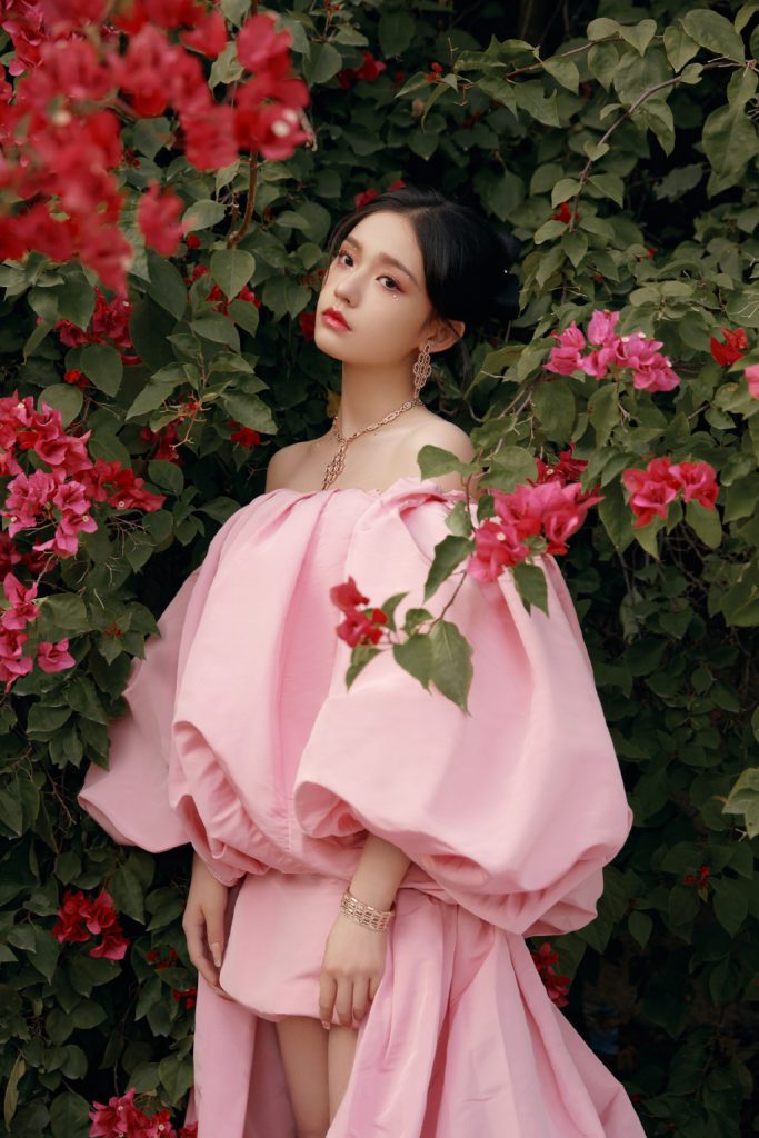 林允穿粉色花苞裙 露香肩美背显熟女气质