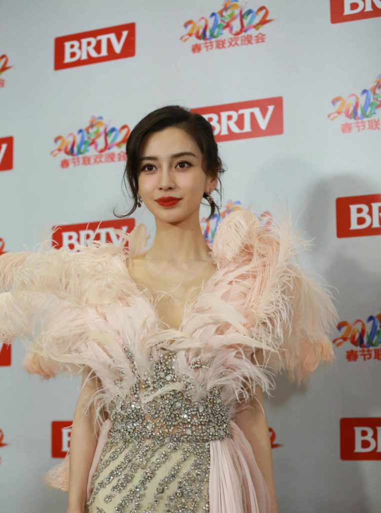 baby穿羽毛仙女裙咧嘴笑 状态满分
