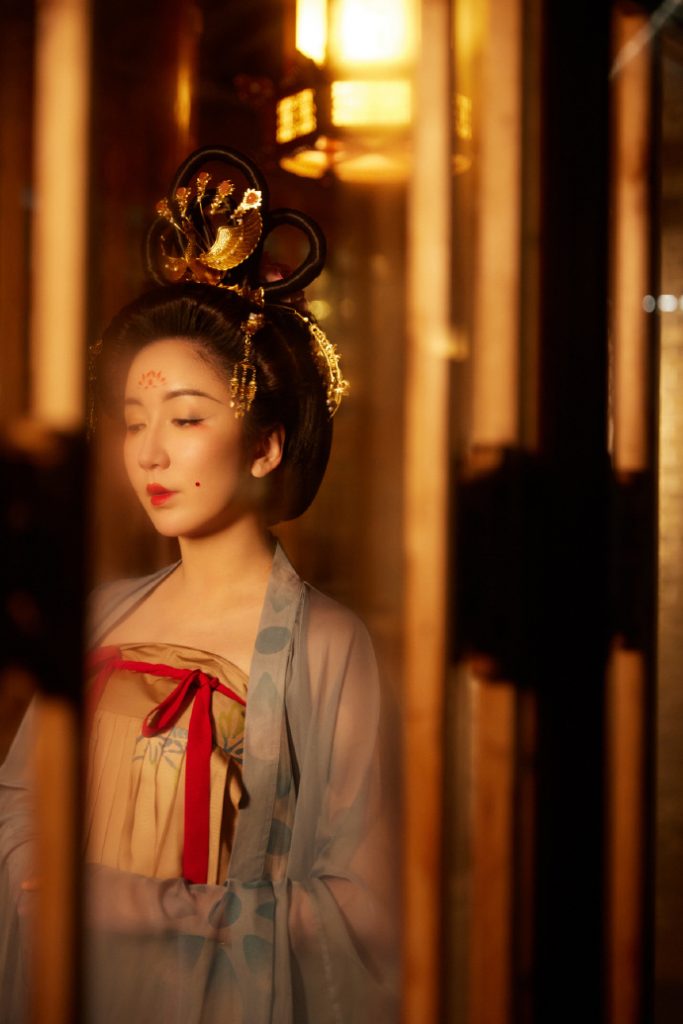 娄艺潇晒汉服照 梦幻优雅诠释东方美韵