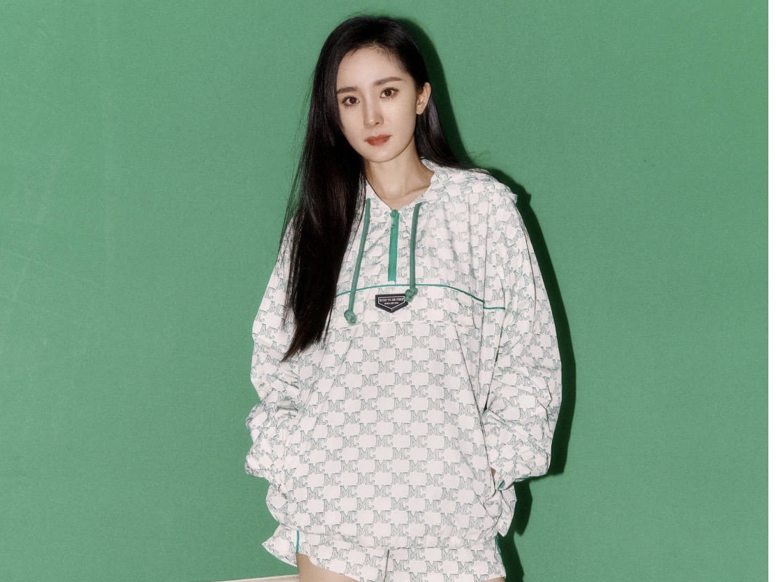 杨幂营业美照曝光 披长发穿短裤美腿吸睛