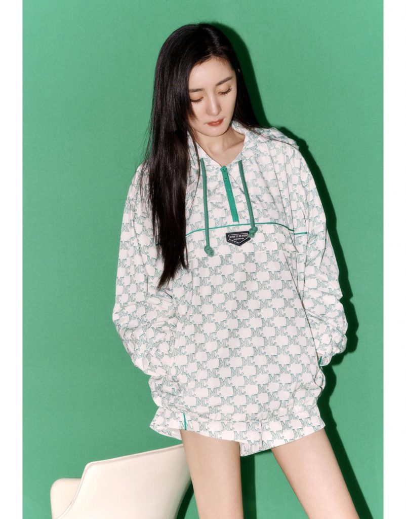 杨幂营业美照曝光 披长发穿短裤美腿吸睛