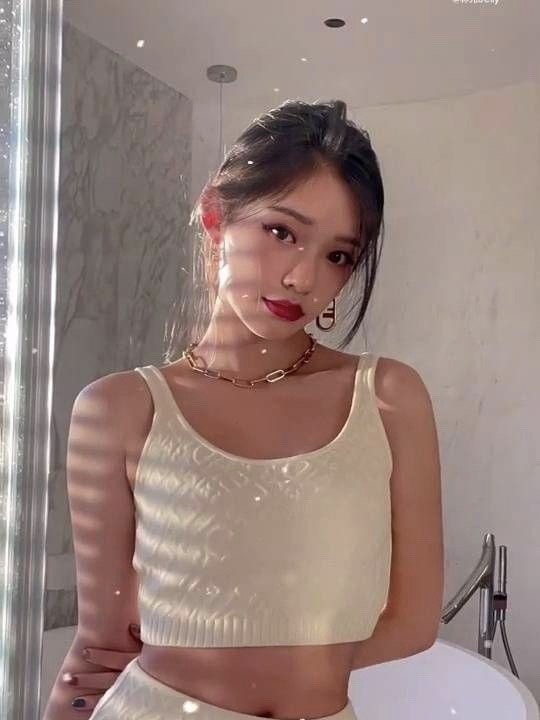 林允分享新年出街妆容超妩媚 露细腰吸睛