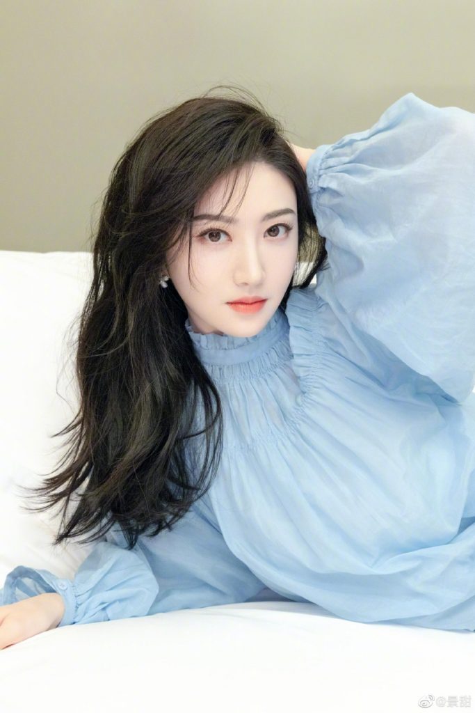 景甜打扮素雅露甜笑 温柔迷人