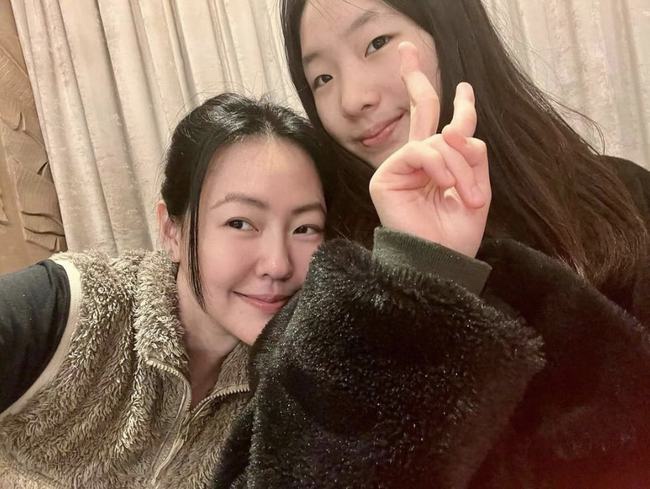 小S晒自己与女儿童年照对比图 称自己比女儿美