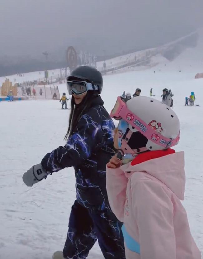 李小璐晒甜馨滑雪视频，为其重金聘请私人教练