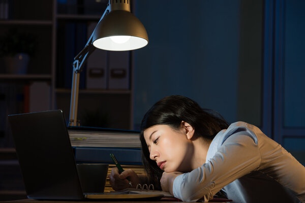 夜晚更容易emo的科学原因找到了！