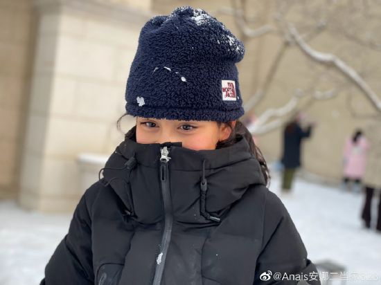 刘烨妻子安娜晒照为女儿霓娜庆祝十岁生日
