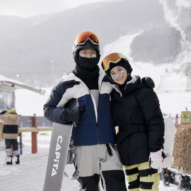 何超莲晒与窦骁滑雪照，两人戴情侣款围巾