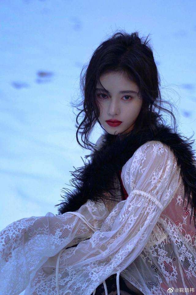 红衣雪地拍大片！鞠婧祎不愧是四千年美女