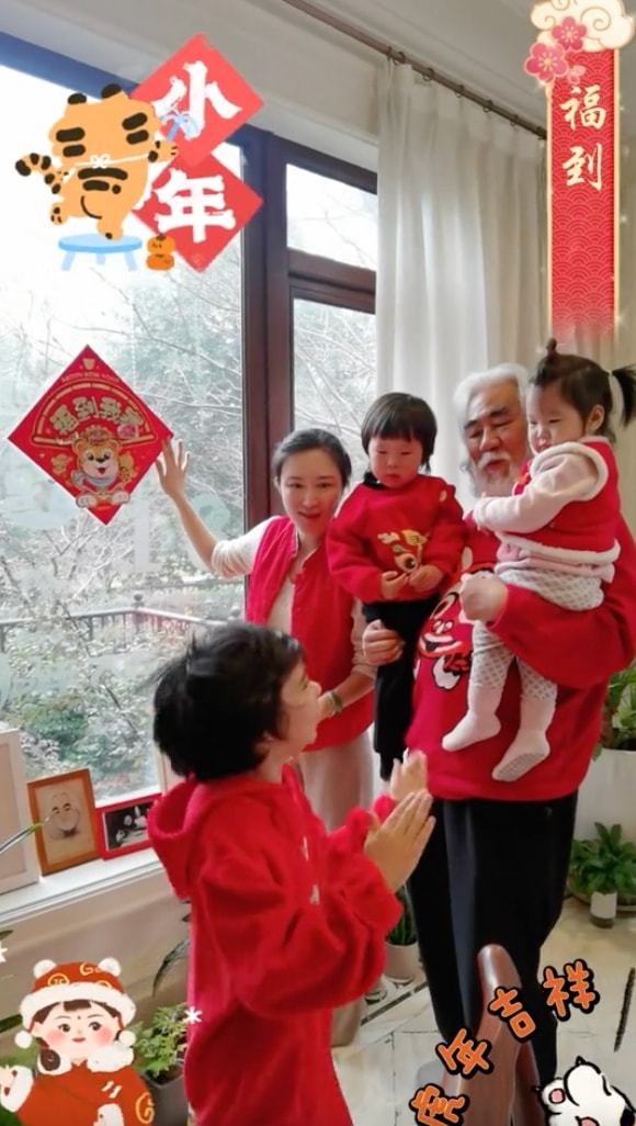 张纪中全家穿红衣庆小年！单臂抱俩娃好健壮