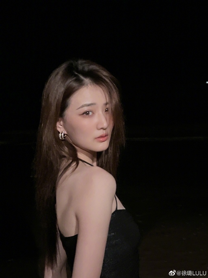 徐璐夜色海景大片释出 穿吊带裙韵味十足