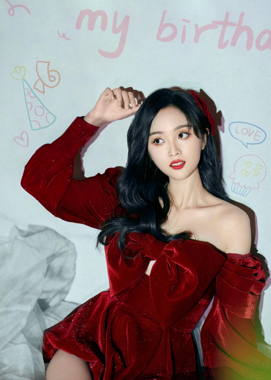 吴宣仪生日写真曝光 穿红裙可爱俏皮