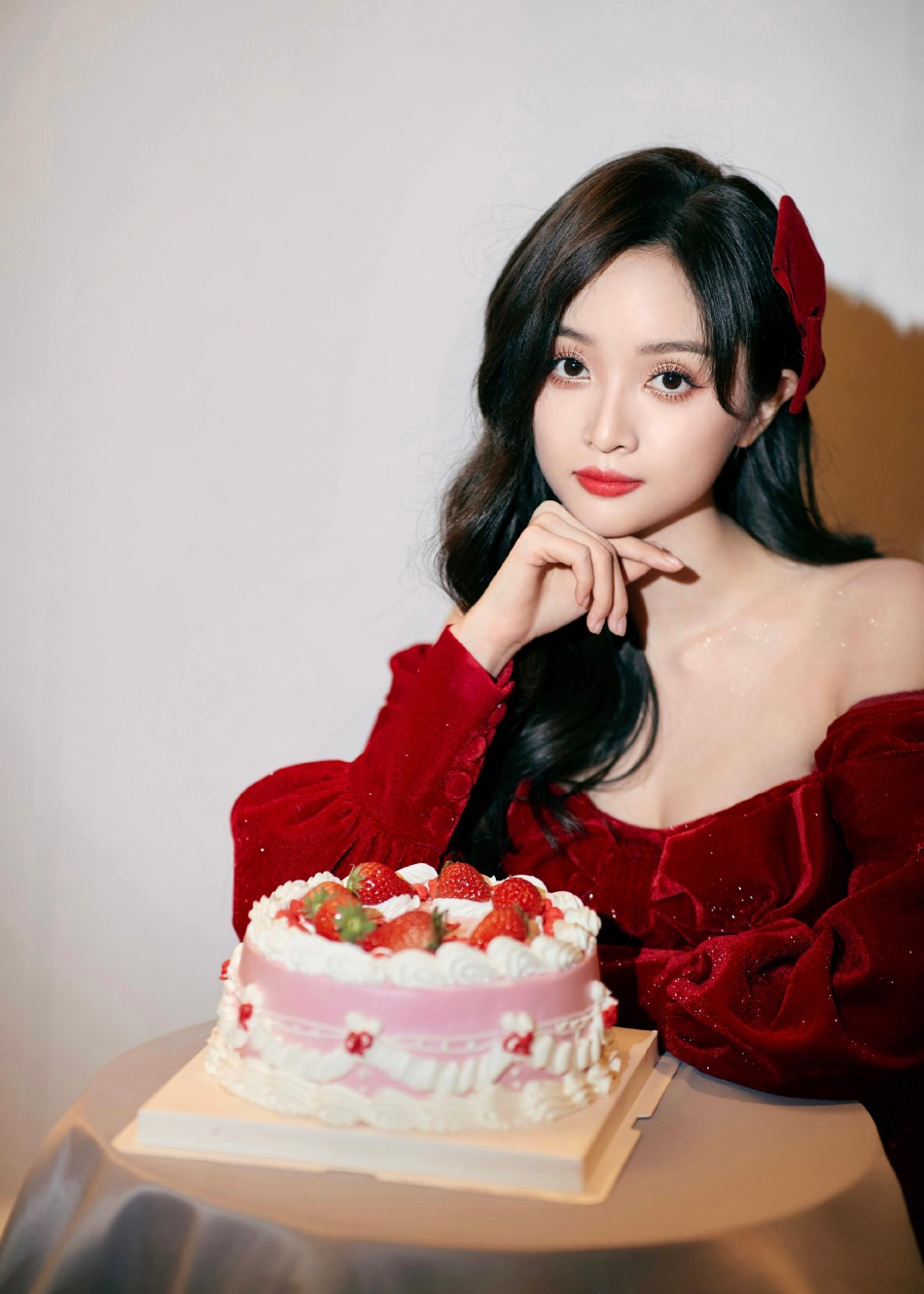 吴宣仪生日写真曝光 穿红裙可爱俏皮