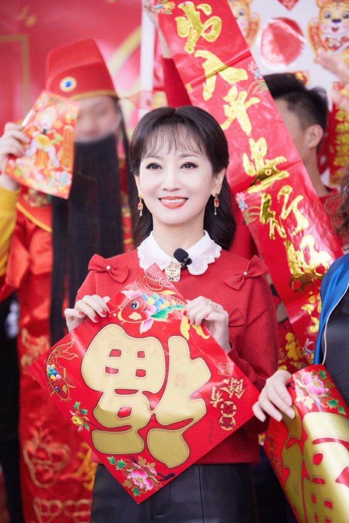 送福啦！赵雅芝穿红衣手提灯笼喜气洋洋