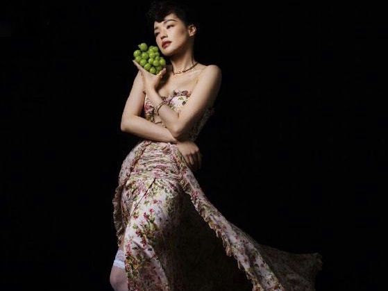 舒淇穿白色蕾丝袜秀美腿！涂大红唇气场超强