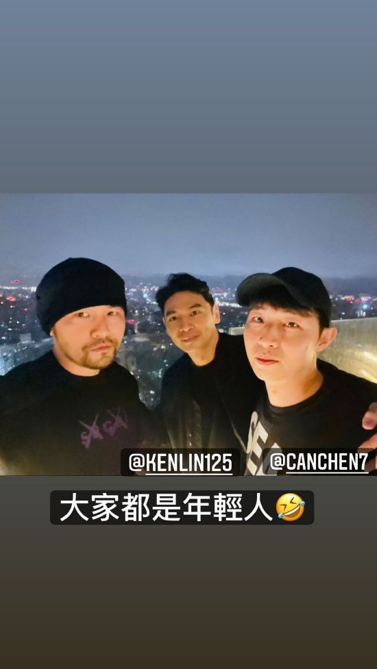 43岁周杰伦大笑自称”年轻人” 粉丝：那快发专辑