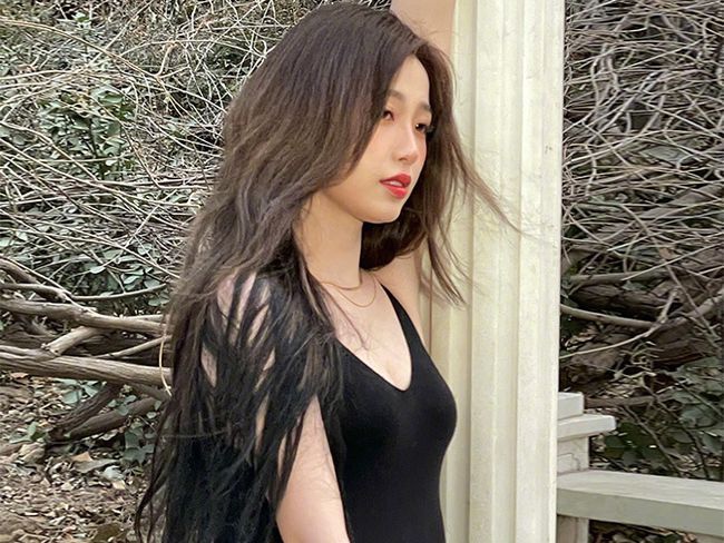 虞书欣在草地上拍大片，穿低领长裙秀曲线美