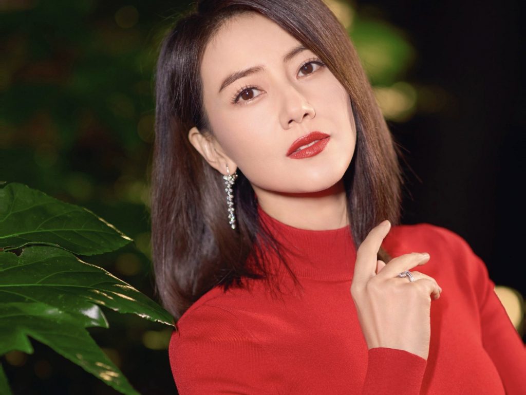 高圆圆穿红色连衣裙 春节氛围满满