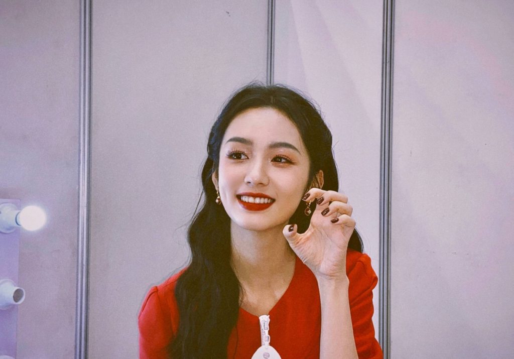 周也穿红衣美艳动人 手拿花束贵气十足