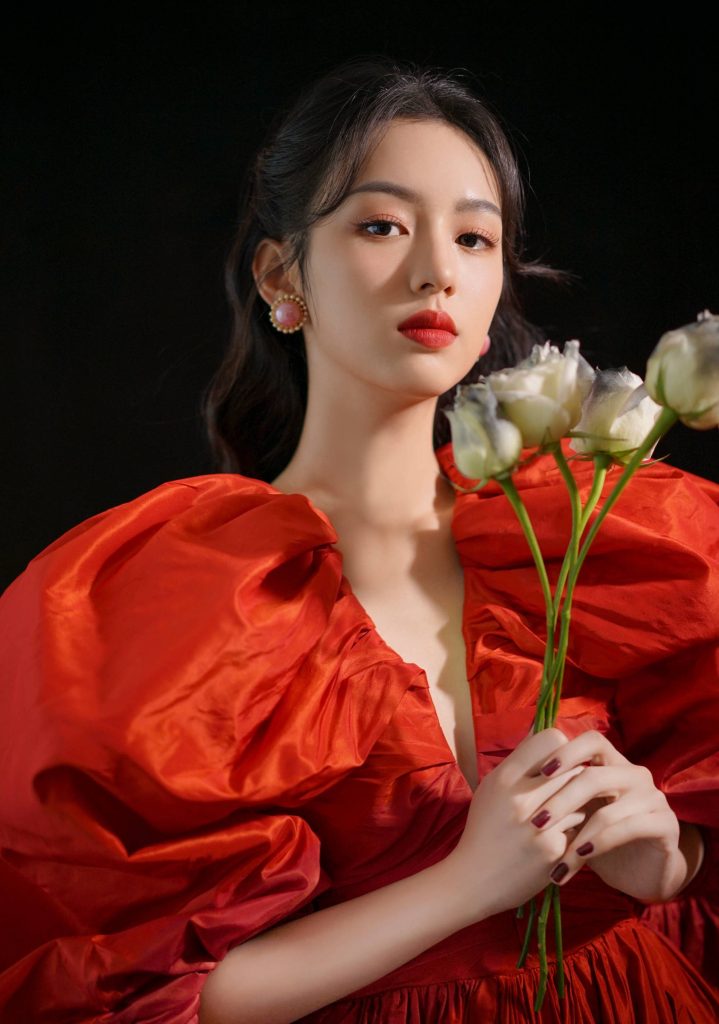 周也穿红衣美艳动人 手拿花束贵气十足