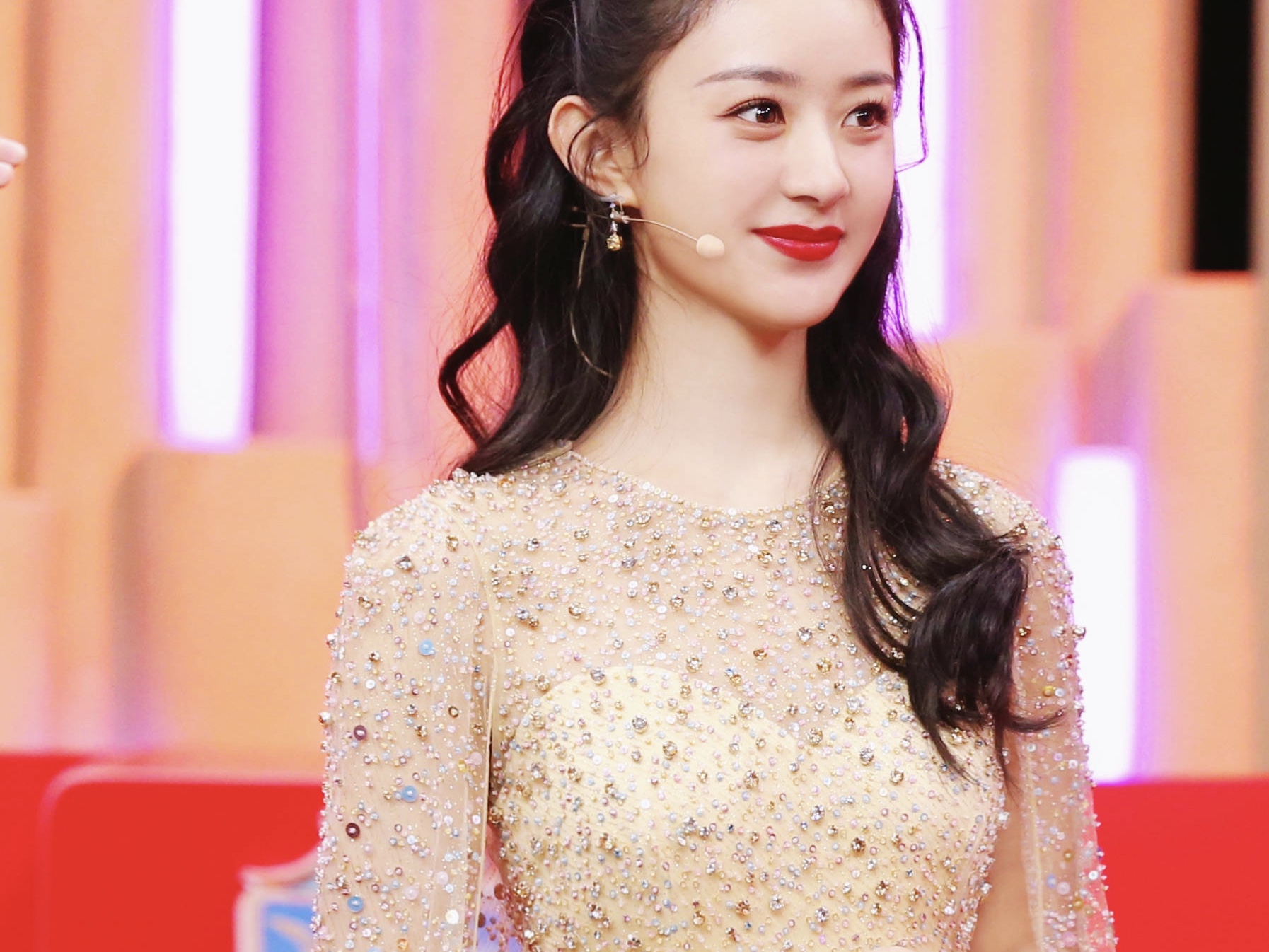 赵丽颖穿仙女裙配卷发 笑容甜美