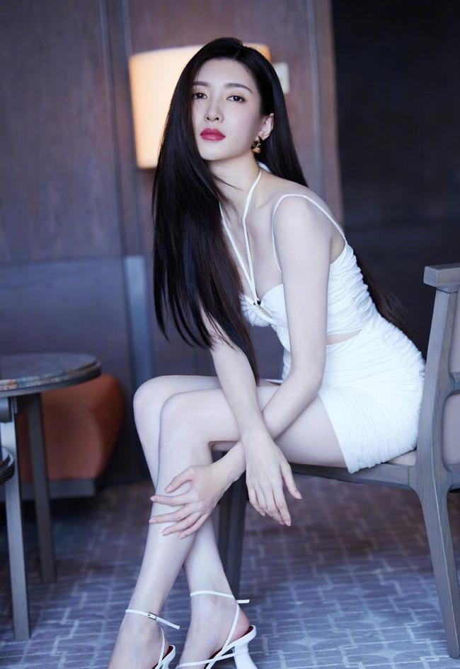 江疏影穿挂脖装拍写真,坐在凳子上秀曲线美