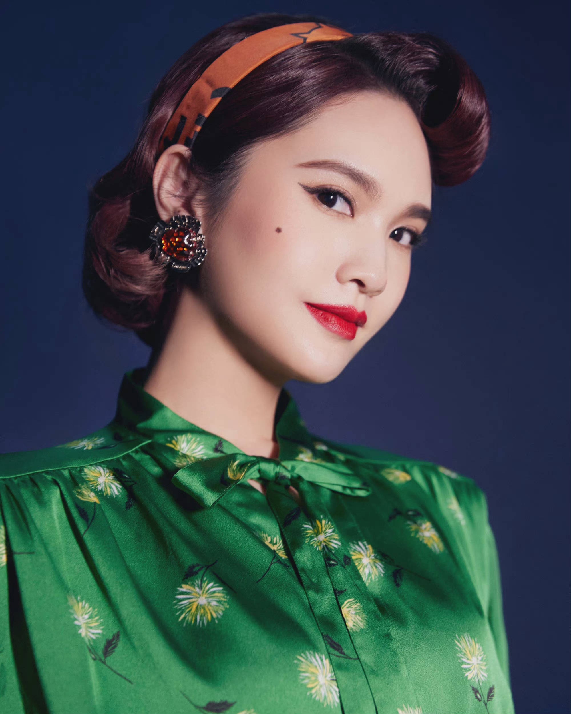 杨丞琳穿绿色衬衫配亮片裙 明艳优雅