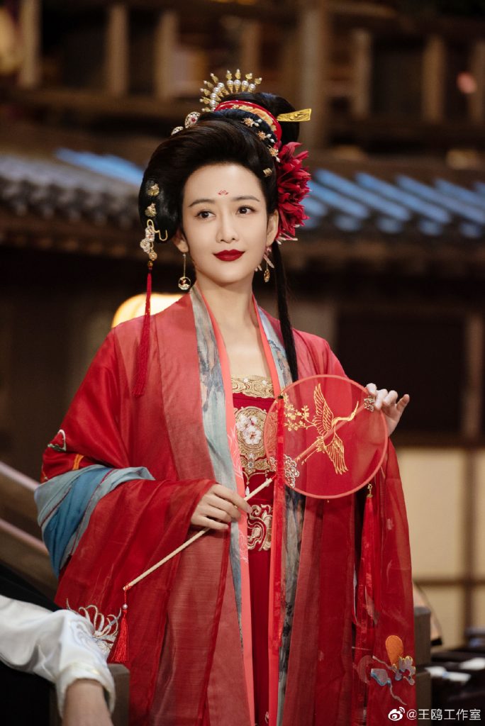 王鸥穿金丝红装持圆扇 眼波流转妩媚又性感 