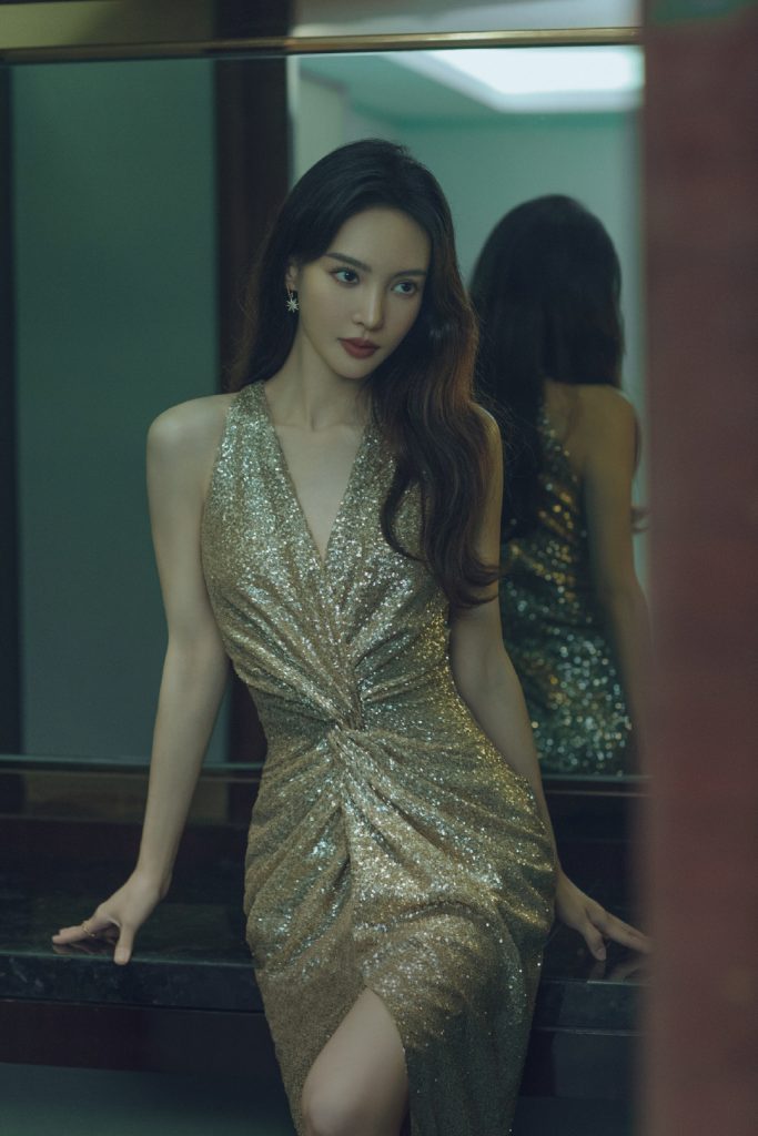 金晨穿鎏金长裙秀完美身材 细腰长腿吸睛 